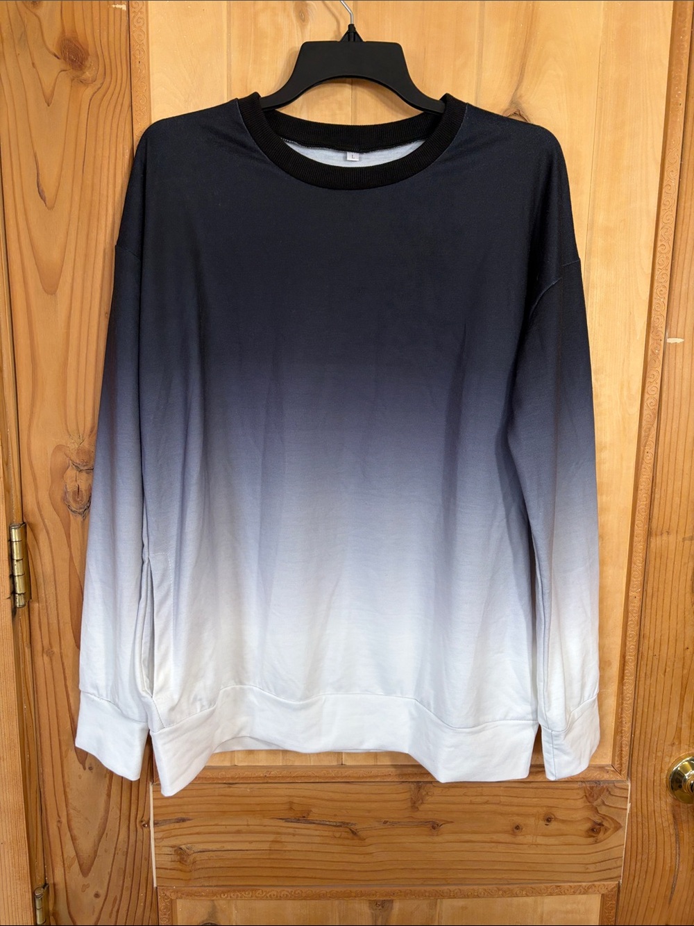 NWOT—Women’s Ombre Crewneck Sweatshirt with POCKETS